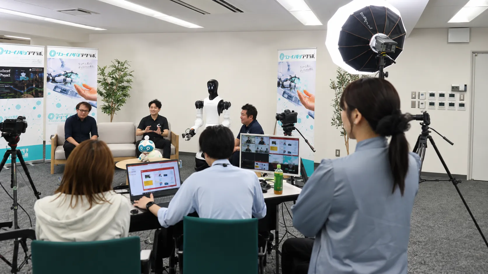 カメラや照明、モニターを配置して行われたクロストークの撮影風景
