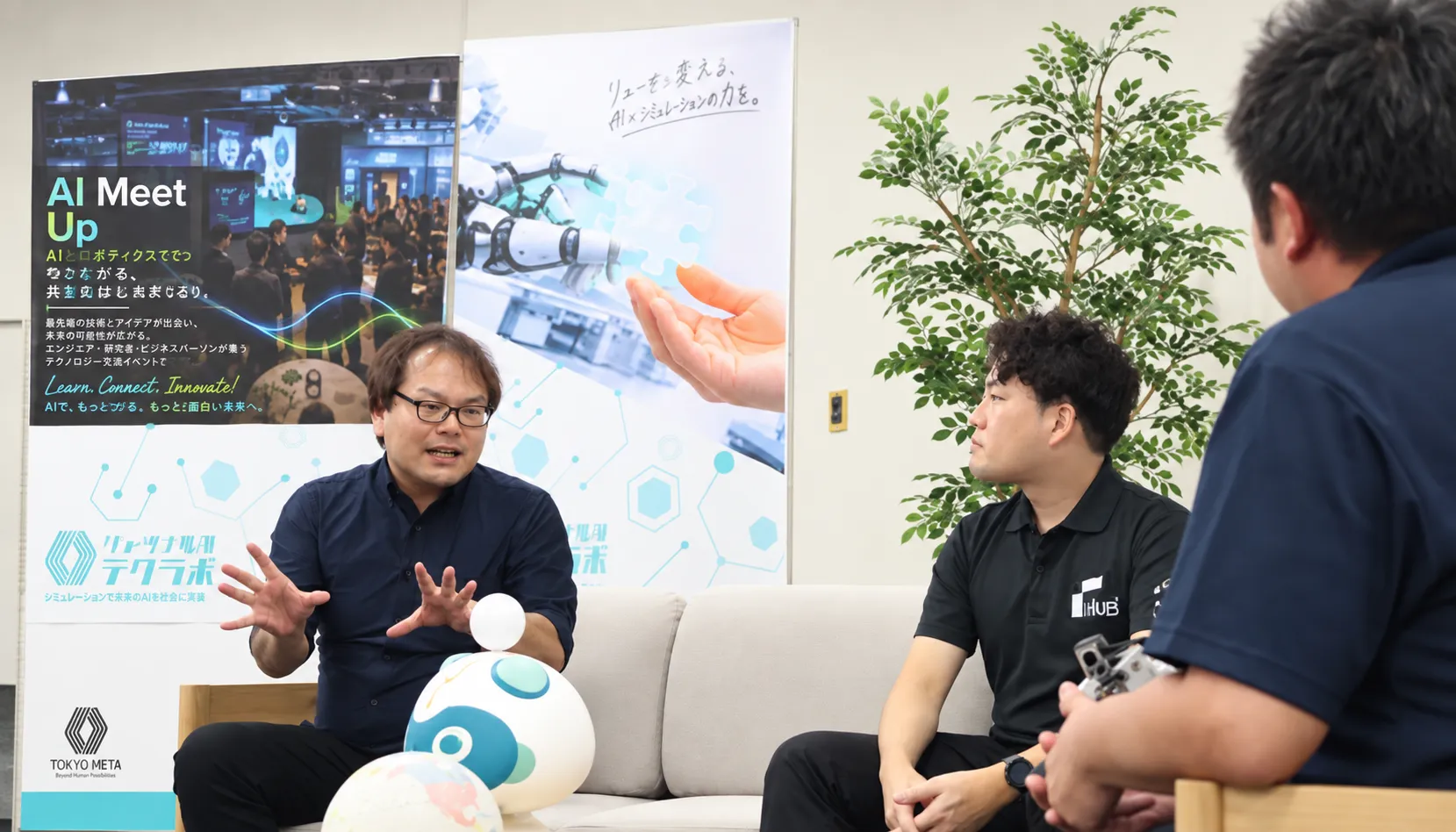 身ぶりを交えて話す九冨氏と、話に耳を傾ける登壇者