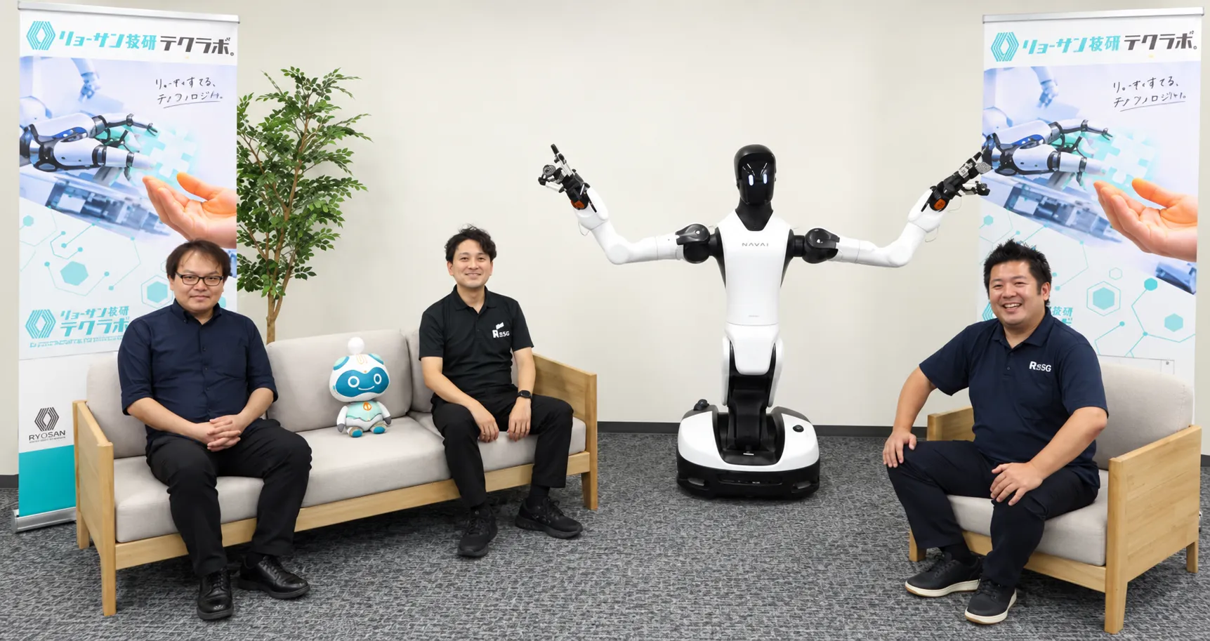 ショールームでロボットを囲むクロストークの登壇者3名